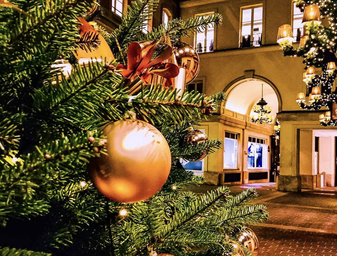 Sapin de Noël installé dans la cour d'une galerie de commerces